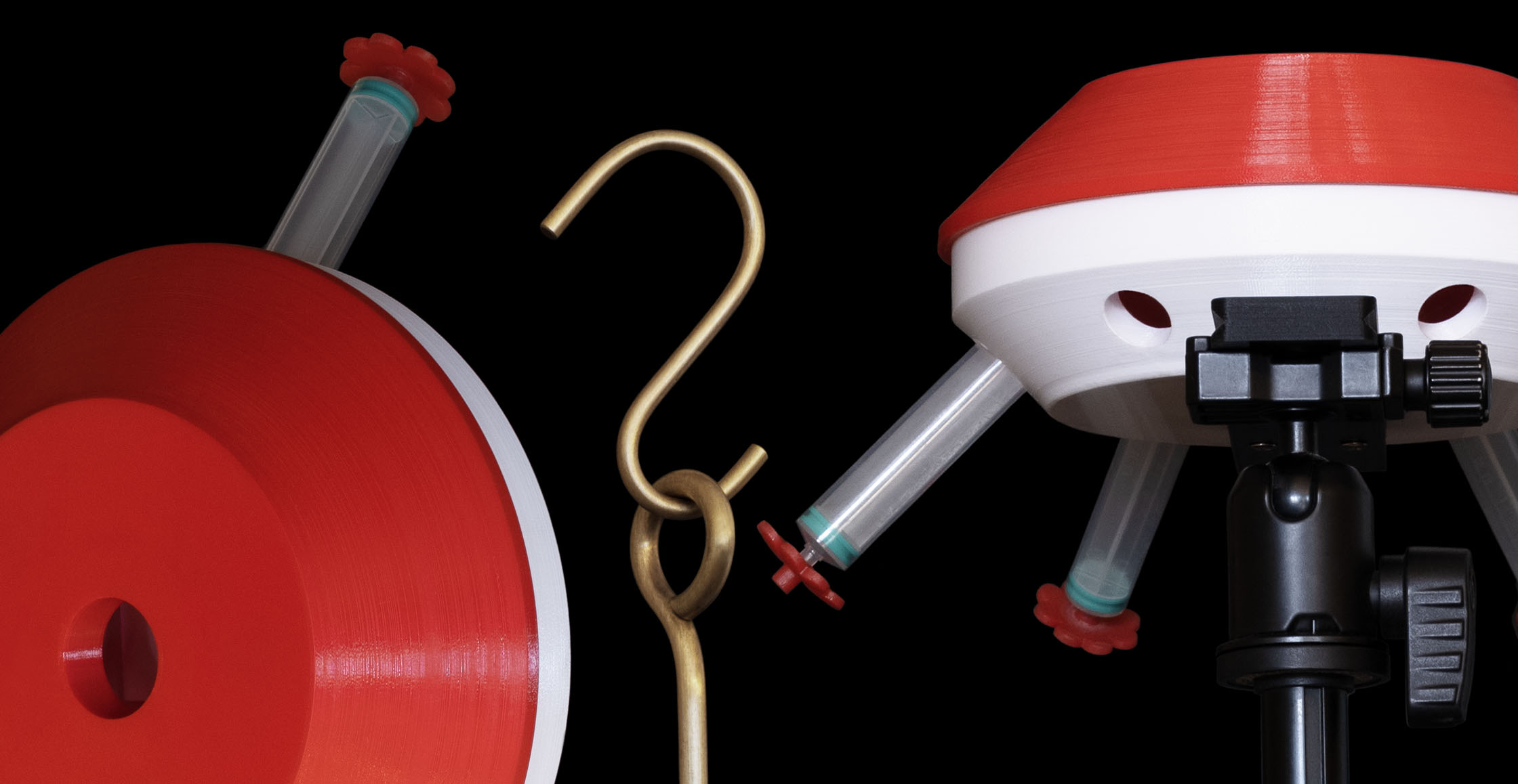 A hummingbird feeder that offers endless possibilites for the hummingbirds photographers, the Luckyshot CAROUSEL Feeder